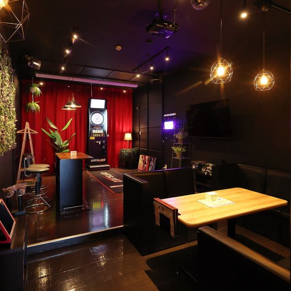 【キッズスペースをご用意】家族連れのお客様も安心して楽しめる環境をご用意◎カラオケでは最新の楽曲を取り揃えており、大人も子供も楽しめる選曲が魅力です。キッズスペースにはボールプールがあり、お子様が安全に遊べる空間をご用意しています。親御様はリラックスしながら、お子様の様子を見守ることが可能です！