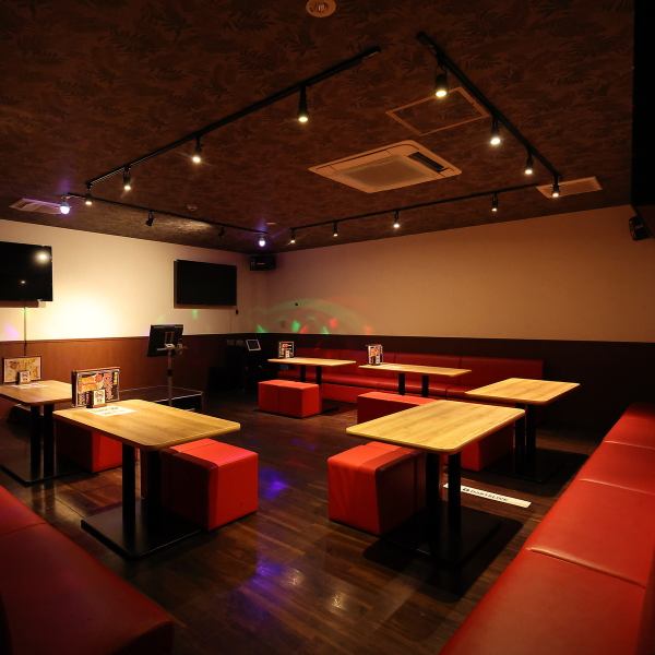 【最大20名様まで対応可能】大人数の宴会にも最適で、同窓会や打ち上げ、二次会など様々なシーンでご利用いただけます。広々とした空間で、みんなで盛り上がることができるため、楽しい思い出作りにぴったりです。最新のカラオケ機器を完備しており、音響にもこだわっていますので、歌声を存分に楽しむことができます。