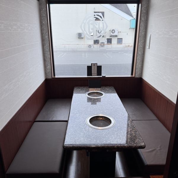 お肉を「楽しむ」を体感いただけるように雰囲気をシックでありながら木の温もりが感じれる店内にしております♪お一人様でもよし、ご友人や会社の飲み会でのご来店もよし。様々なシーンにご利用いただけます。ゆっくり落ち着いた雰囲気の中でのんびりとした時間をお過ごしください。