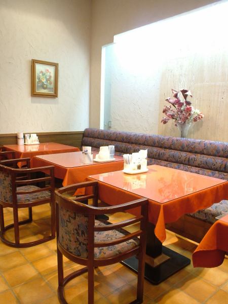 落ち着いた雰囲気の店内。どうぞゆっくりお食事をお楽しみください。