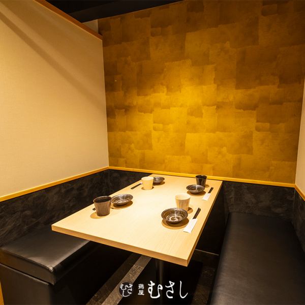 柔和的燈光和平靜的金色牆壁增加了空間的深度，巧妙地營造出日式美感。木紋框架和黑色長椅座椅給人一種奢華舒適的感覺。您可以在寧靜的空間裡享受交談和用餐的樂趣。