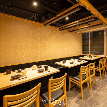 [77名] 我們也承辦大型團體宴會。餐廳內部空間寬敞，融合了日式魅力和現代精緻感。柔和的燈光襯托出木材的溫暖，讓您度過遠離日常生活的特別時光。您可以事先檢查商店。