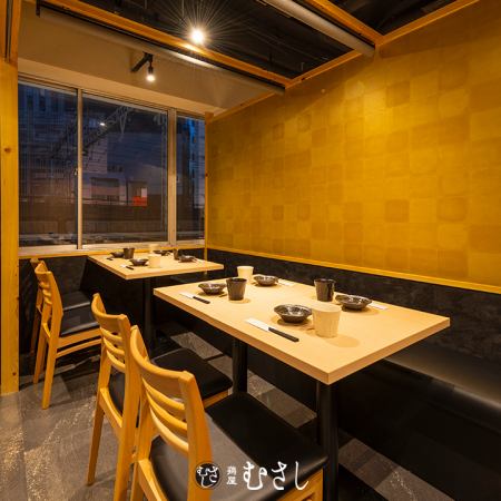 【6-8位客人】金色格紋牆面，營造出兼具品質與溫馨的特別半私人空間。座位舒適，即使長時間坐著也能舒適地放鬆，窗外的城市景觀更增添了非凡的感覺。