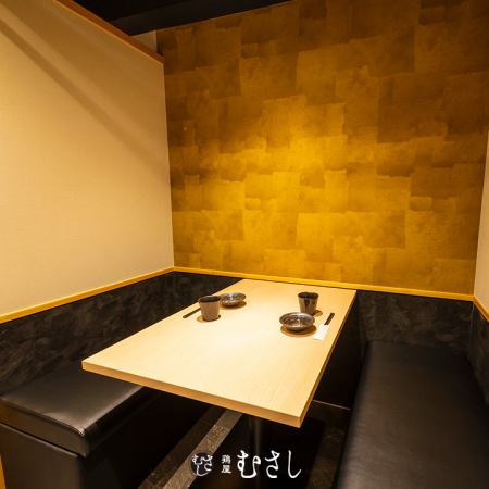 [2-3 位客人] 金色的牆壁靜靜地閃耀著光芒，舒適的黑色皮革長椅和淺色木桌營造出平靜的氛圍，讓您享受可以專心交談和享用美食的私人時刻。