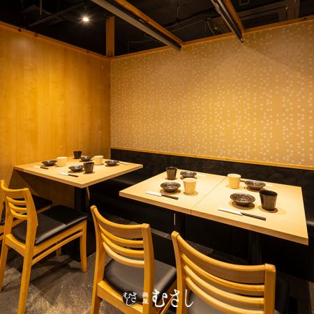 [6-8人] 半私人房間，燈光柔和。牆面裝飾著精緻的小圖案，營造出低調卻不失精緻典雅的氛圍。即使長時間停留也十分舒適，空間的特別與奢華之美蔓延開來。