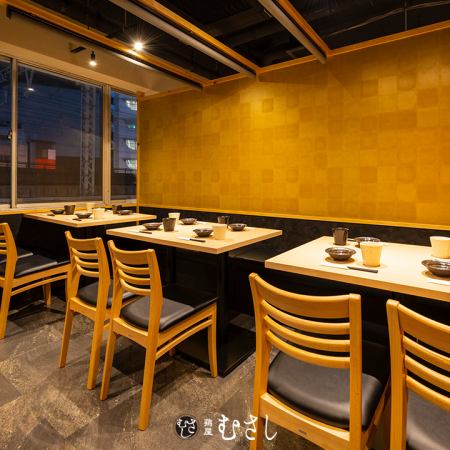 [可容納10-12位] 半私人房間，設計精緻，融入了日本元素。牆壁以棋盤格圖案裝飾，營造出高品質的感覺。空間融合了開放感和平靜感，是尋求美好時光的成人宴會的完美場所。