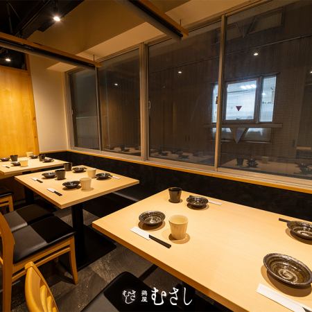 [可容納10-12位] 半私人房間，具有木質氛圍和精緻的燈光。您可以一邊欣賞大窗戶的景色，一邊享受寧靜的時刻。日本魅力與現代風格的結合創造了一種非常適合成人聚會的特殊氛圍。