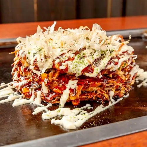 【名物メニュー！】人気のあほぼん焼きをご賞味あれ！有頭エビなど豪華食材が乗った難波最強のお好み焼き