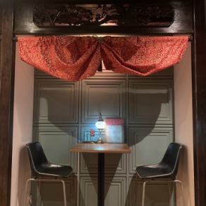 当店には2名掛けの席を2つご用意しております。オシャレな雰囲気が漂う空間は、デートにもぴったりです。心地よいインテリアと落ち着いた照明の中で、大切なひとときをゆっくりとお楽しみいただけます。特別な日やカジュアルなお食事にも対応できる、素敵な時間を提供いたします。