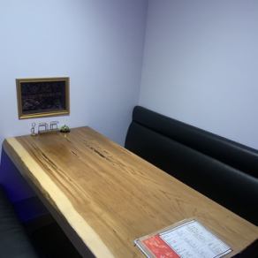 当店のソファーテーブル席は6名掛けを2つご用意しており、3名様からご利用いただけます。ブラインドカーテンで仕切られた個室感覚の空間は、プライバシーが保たれ、会話を楽しむのに最適です。オシャレで落ち着いた雰囲気の中で、友人や大切な人との楽しいひとときをお過ごしいただけます。