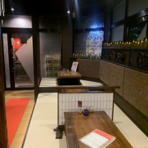 当店の掘りごたつ席は3名掛けのテーブルを1つご用意しており、2名様からご利用いただけます。この席は座敷席と結合可能で、最大12名様までの大人数にも対応できます。地元のご友人との楽しい時間を過ごすのに最適な環境です。落ち着いた雰囲気の中で、ゆったりとしたひとときをお楽しみください。