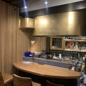 当店のカウンター席は3席ご用意しており、1名様からご利用いただけます。目の前には炭場があり、シェフの手際を間近で楽しむことができるライブ感が魅力です。オープンカウンターのスタイルは、料理の香りや音を感じながら、特別なひとときを演出します。お一人様でも気軽にお越しいただけます。