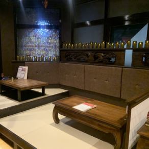 当店の座敷席は4名掛けのテーブルを2つご用意しており、2名様からご利用いただけます。また、掘りごたつ席と結合することで最大12名様まで対応可能です。ゆったりとした空間は、宴会や大人数での集まりに最適です。落ち着いた雰囲気の中で、美味しい料理を囲みながら楽しいひとときをお過ごしください。