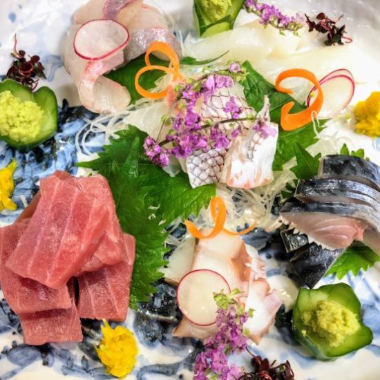 Please enjoy the fresh seafood with today's sashimi.