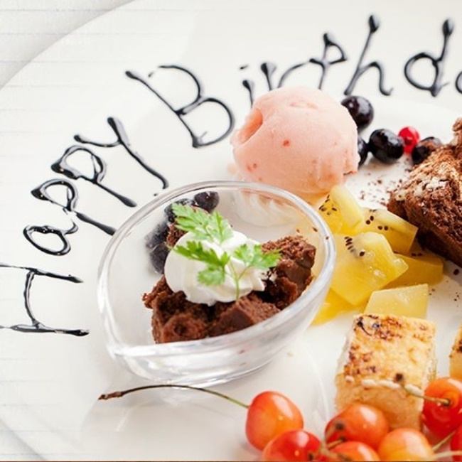 Enjoy a special moment with a birthday plate that is perfect for your birthday!