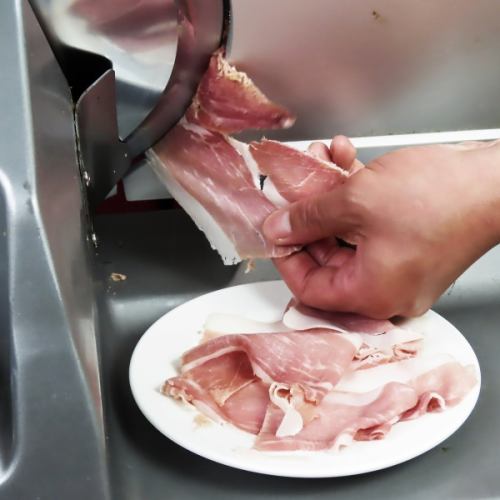 We will slice the raw ham after receiving your order.