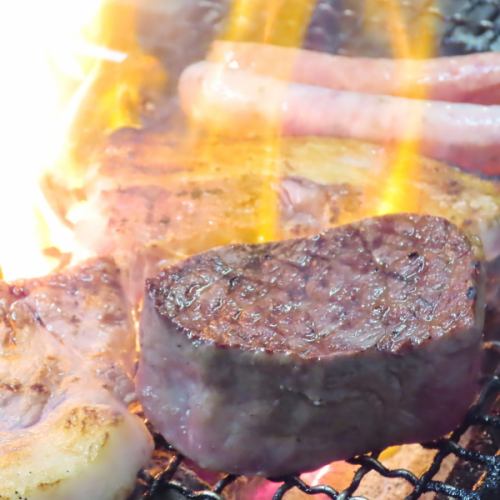 北海道産富良野和牛特選もも肉、姫路ブランド豚の桃色吐息炭火焼き