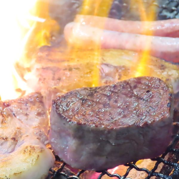 北海道産富良野和牛特選もも肉、姫路ブランド豚の桃色吐息炭火焼き