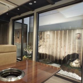 【1階：テーブル（4名席）】お庭の見えるテーブルで記念日デートや女子会を（2～4名様まで。）