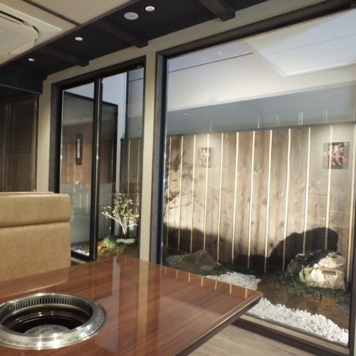 【1階：テーブル（4名席）】お庭の見えるテーブルで記念日デートや女子会を（2～4名様まで。）