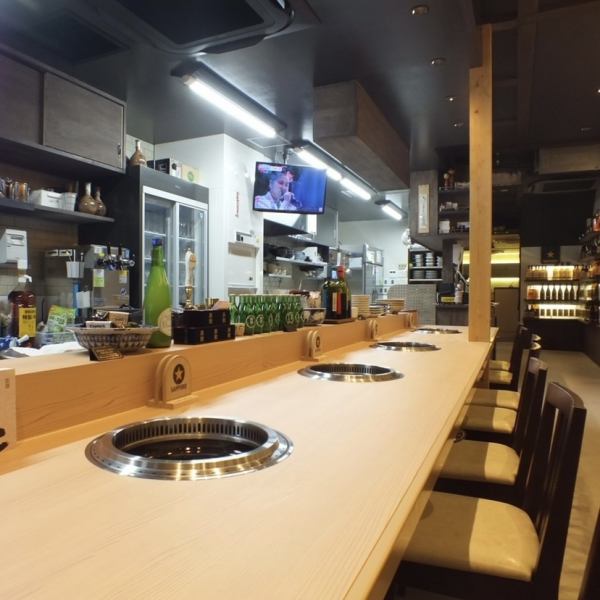 テレビを見ながらカウンターで焼肉を♪