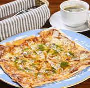 Rice flour pizza Margherita