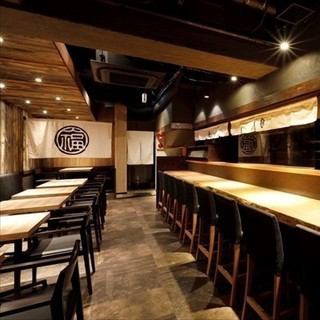 お一人様の食事や仕事帰りの一杯にも使いやすい、カジュアルな雰囲気の1F席です。