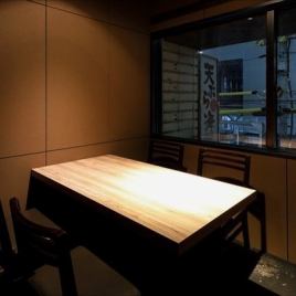 2F창쪽 반개실석 4명