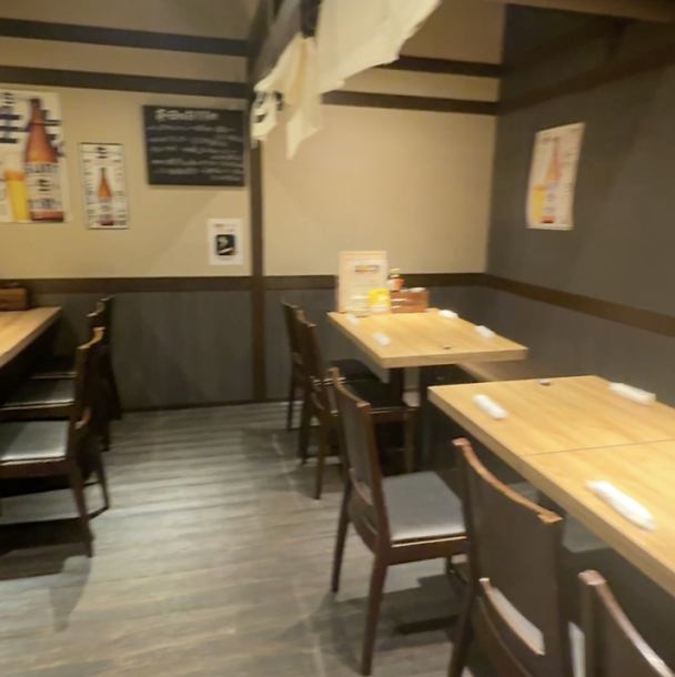 最大24名様まで利用できる半個室席。会社宴会やグループでの飲み会にも使いやすいお席です。
