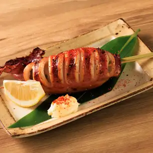 整隻魷魚用醬油烤製
