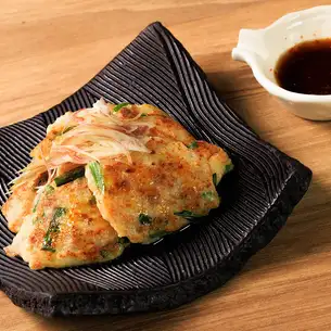 韭菜餃子,蓬鬆酥脆,炸得金黃色。