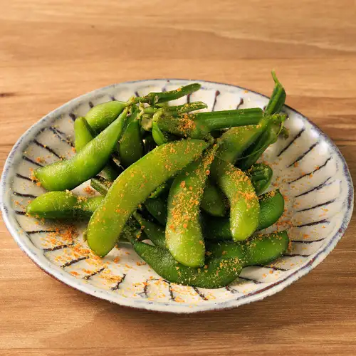 毛豆上還帶著魚子醬鹽。