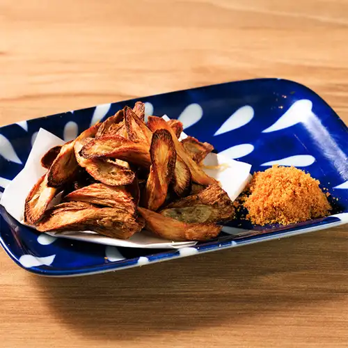 炸牛蒡根佐烏魚子醬和鹽。
