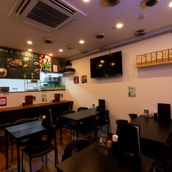 5席のカウンターで、本格的な韓国料理を楽しめます。一人でも気軽に立ち寄れるし、家族や友達との食事にも最適。アットホームな空間で、心温まる料理を囲んで楽しい時間を過ごしてみませんか？どんなシーンにもピッタリな場所です◎