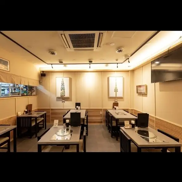 店内は明るく開放感にあふれ、友達との楽しい女子会にぴったり。おしゃれなインテリアが心地よく、料理を囲んで盛り上がるのも◎。美味しい韓国料理を味わいながら、素敵な時間を過ごせる場所です。特別なひとときを演出すること間違いなし♪