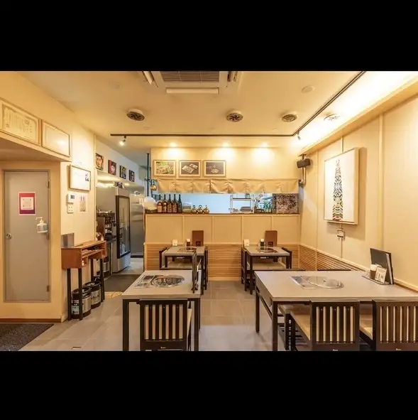 友達と賑やかに過ごす女子会にぴったりの明るい空間。テーブルは2人席が4つ、4人席が3つあり、必要に応じて結合も可能。韓国料理の美味しさを堪能しながら、楽しい会話が弾むこと間違いなし！シェアして楽しむ料理で、盛り上がる女子会を演出します♪