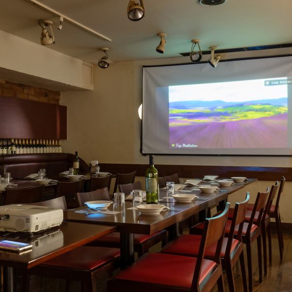 【◆各種宴会に◆店内全面貸し切りは最大80名まで♪】お問合せ多数につき早めのご予約を!プロジェクターや花束、ビンゴカード等無料の設備多数相談可能♪ハロウィン・学祭・ウェディング・追いコン・忘年会新年会、送別会・結婚式2次会、ゼミのパーティー、会社宴会+会議など・・・広い空間を自由にご利用下さい!