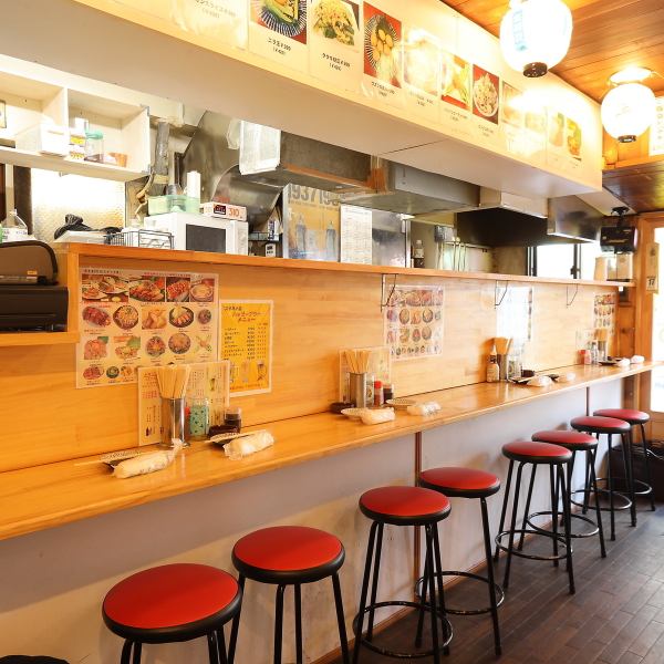 カウンター席も多数ご用意(全8席)◎お一人様もお気軽に入りやすく、シンプルなデザインでどなたでも楽しめるアットホームな空間です。壁や天井にはメニューがズラリと貼られており、どこか懐かしいような雰囲気もある居酒屋。清潔感もあって過ごしやすい◎調理風景も見えますので、それを眺めるのもまた一興♪