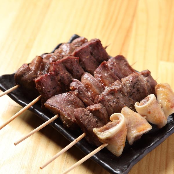メジャーな部位をリーズナブルにご提供！【もつ焼き盛り合わせ】5本セットで850円(税込)