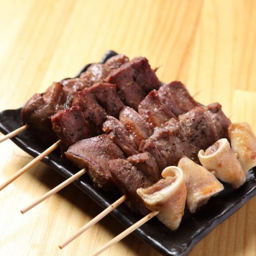メジャーな部位をリーズナブルにご提供！【もつ焼き盛り合わせ】5本セットで850円(税込)