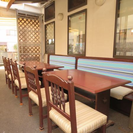 露台桌有可供2人使用的4張桌子。請使用一切手段午餐，如天氣晴朗。