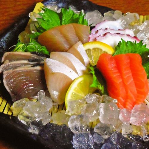 用三重县 Kiinagashima 直送的鲜鱼制成的 5 种生鱼片拼盘。还有翻车鱼、海龟等稀有鱼类。
