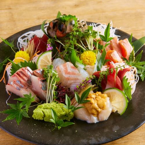 使用鮮魚的生魚片和寶石菜餚非常精緻◎