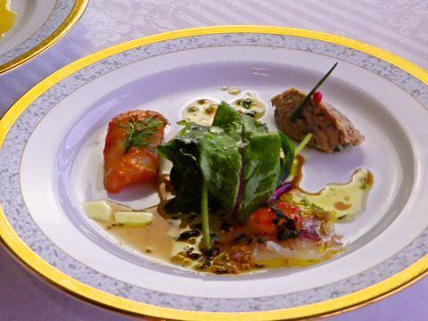 正宗的法國廚師提供豪華的午餐時間。