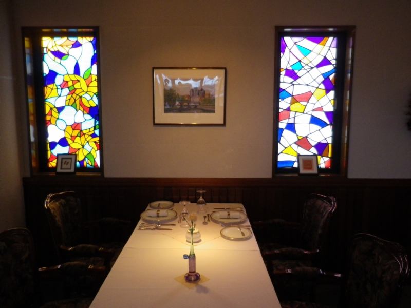 There is a beautiful stained glass window glass, which suits the atmosphere of an elegant shop very well.Recommended for dates and anniversaries.