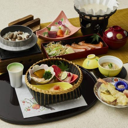 ★（9月1日起）【季节特制怀石料理】时令鱼涮涮锅小锅“萩”5,000日元（含税、服务费）