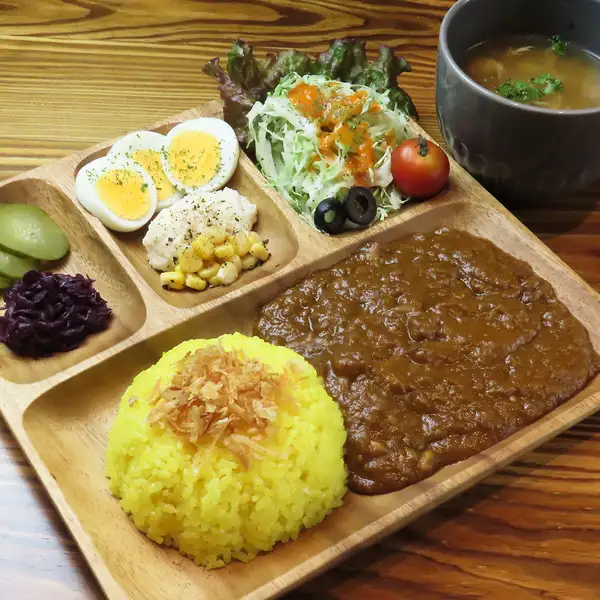 スパイス香るBARこだわりの味◆旨味が溶け込んだ絶品「飛騨牛すじカレー」お弁当のテイクアウトも◎