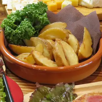 皮付きポテトフライ