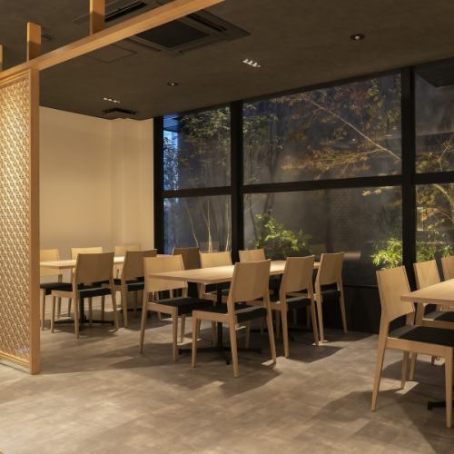 <p>1F table seats with a feeling of openness 6 people x 3 seats.For drinking parties with friends and colleagues and dining with family.</p>