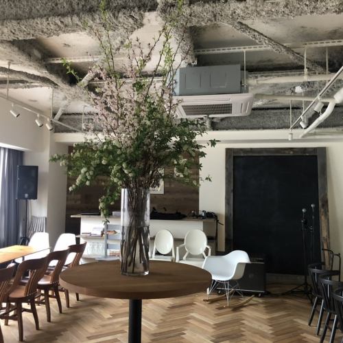 The 4th floor of the space is a fashionable tide pool bar! We welcome wedding parties, etc. 20 people ~ 40 people seated, 60 people for standing meals.We also rent out projectors.Please feel free to contact us.